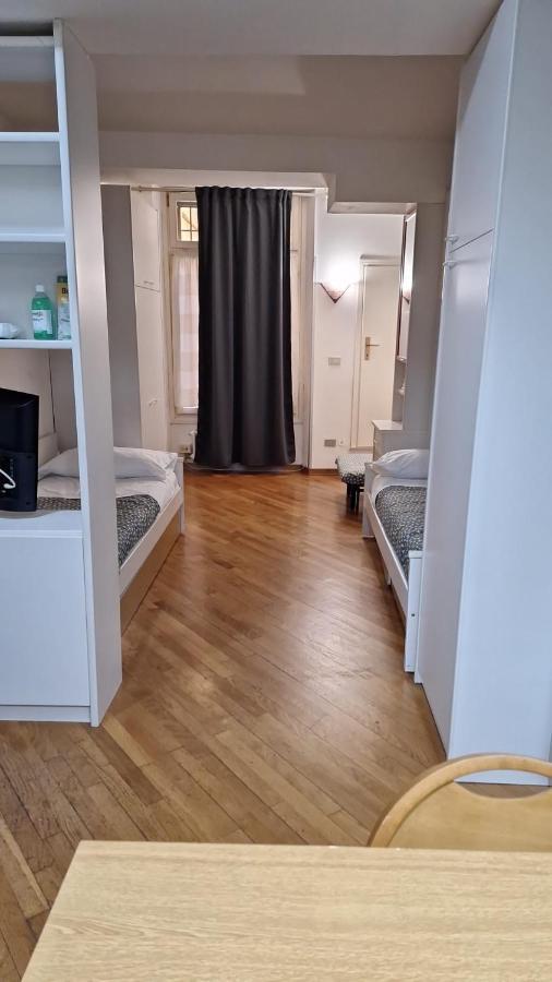 Historic Center - With 2 Single Beds Apartment Bologna Bagian luar foto