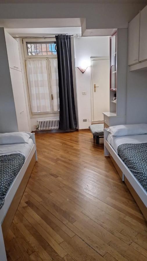 Historic Center - With 2 Single Beds Apartment Bologna Bagian luar foto